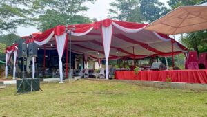 Sewa tenda serut putih dengan dekorasi mewah