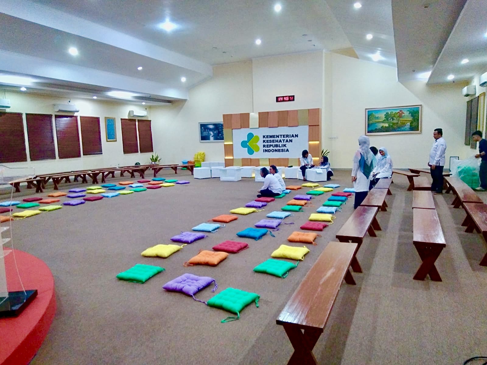 Sewa bantalan warna warni untuk event