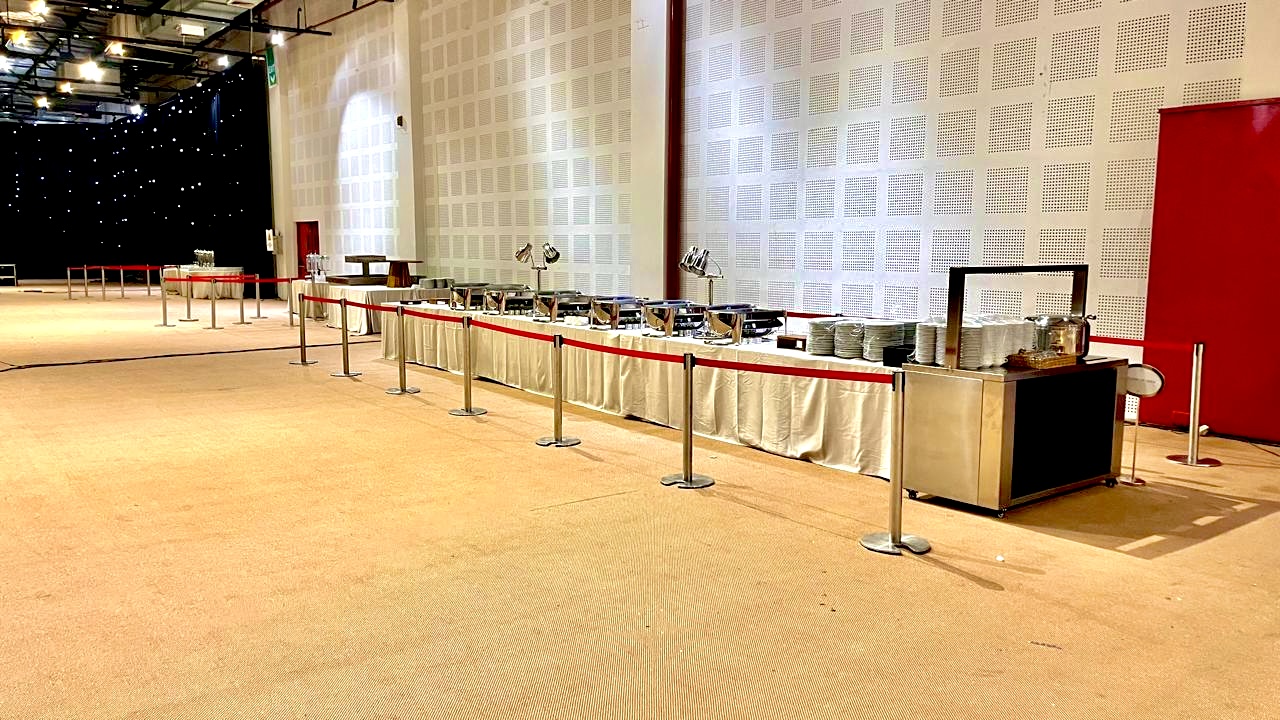 Sewa tiang pembatas antrian untuk event indoor