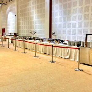 Sewa tiang pembatas antrian untuk event indoor